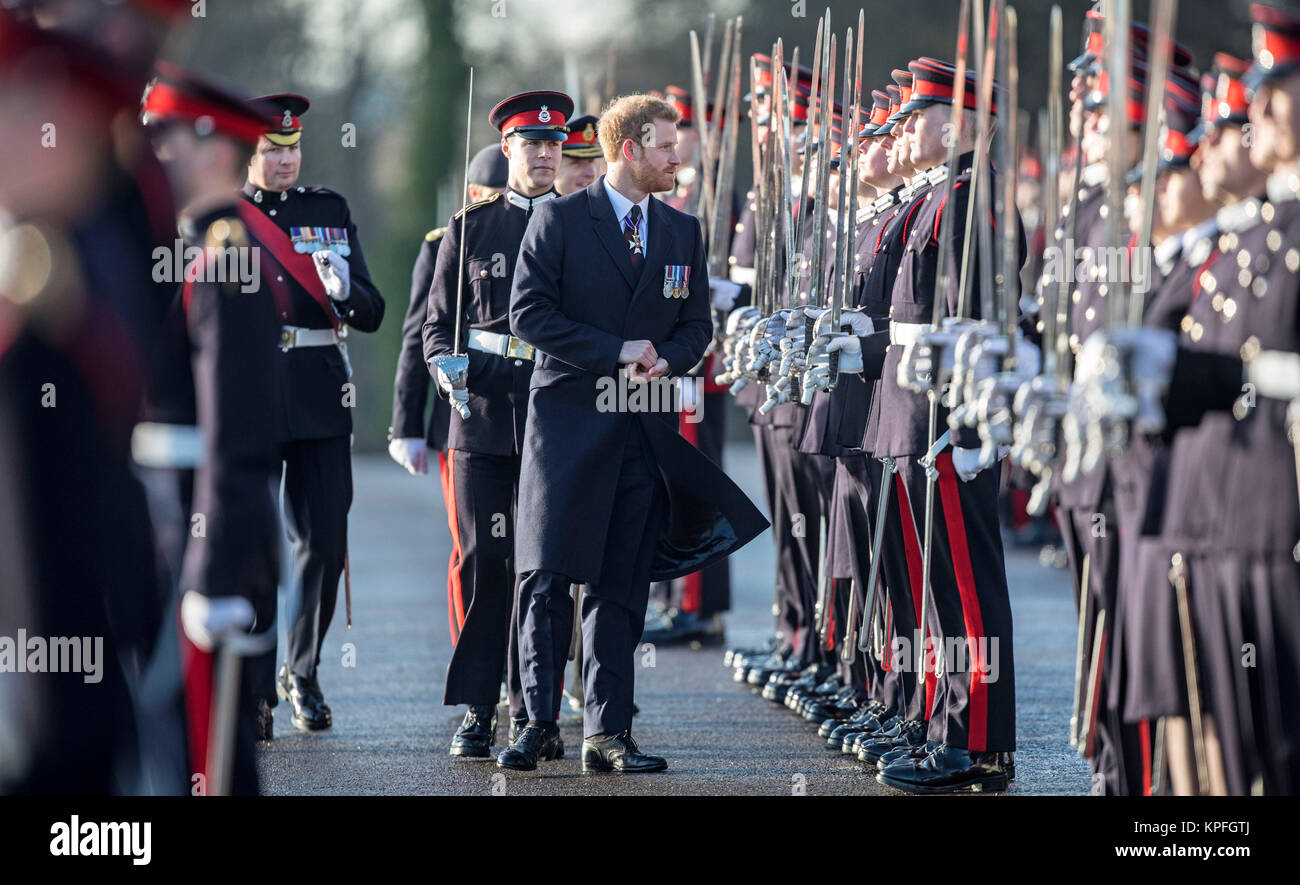 Il principe Harry insetti la laurea allievi ufficiali presso la Reale Accademia militare di Sandhurst, dove egli rappresenta la Regina come la revisione di Officer presso il sovrano's Parade. Foto Stock