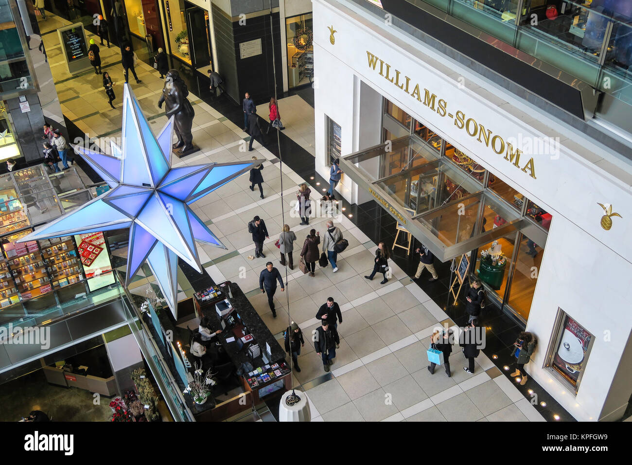 Williams-Sonoma nel Time Warner Center decorate per la stagione delle vacanze, Columbus Circle, NYC, STATI UNITI D'AMERICA Foto Stock