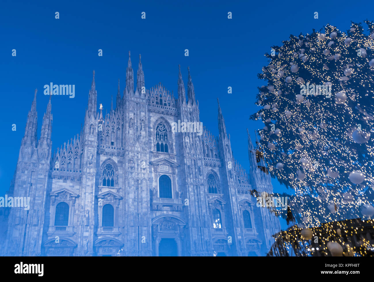Natale e Anno Nuovo albero a piazza centrale nella parte anteriore del Duomo di Milano. L'Italia. Esposizione multipla Foto Stock