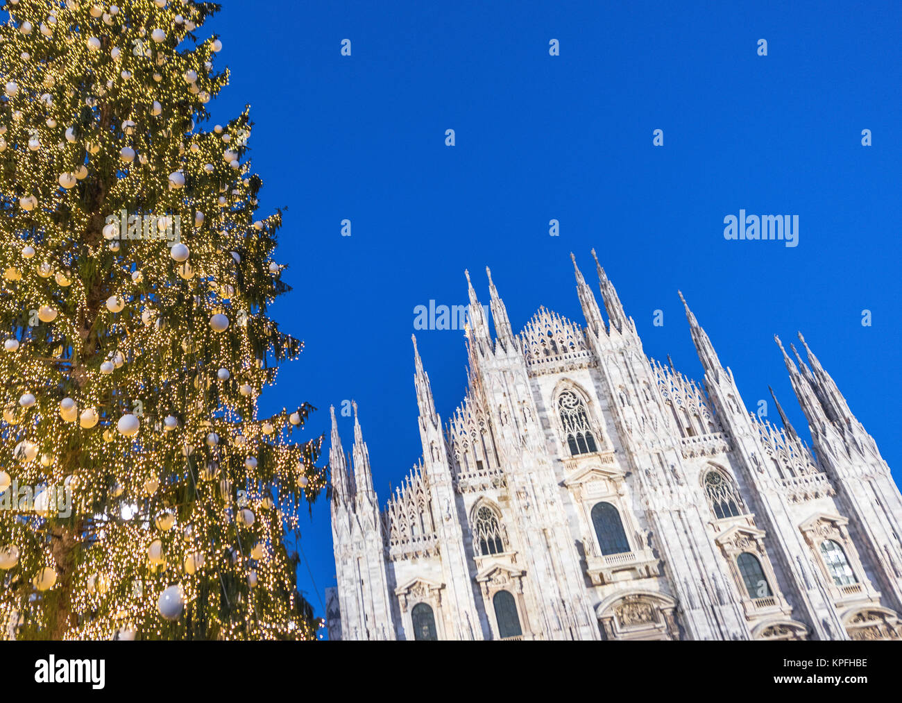 Natale e Anno Nuovo albero a piazza centrale nella parte anteriore del Duomo di Milano. Italia Foto Stock