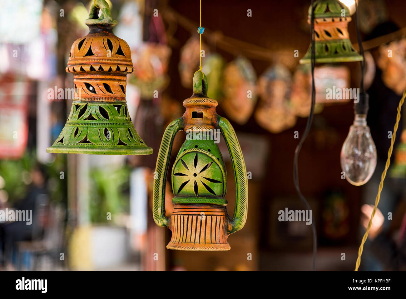 Bella mano fatto artefatti colorati per la decorazione a casa o uffici sono in vendita presso un negozio a Nuova Delhi, India. Foto Stock