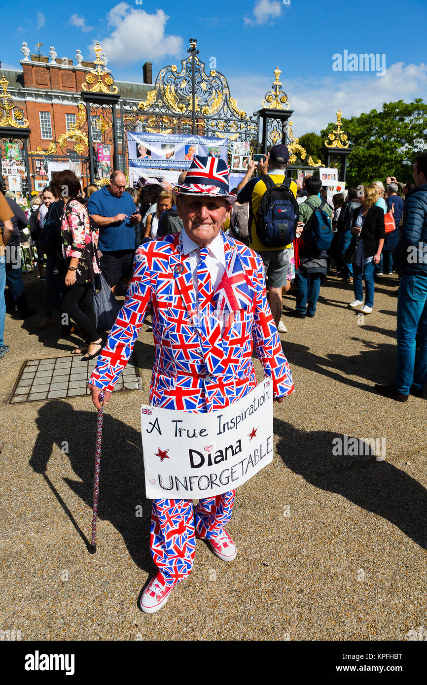 Il Palazzo di Kensington, London, Regno Unito. Vestito in un Unione Jack tuta e hat, Terry Hutt pone per le fotografie presso la porta sud del Palazzo di Kensington su 20 Foto Stock