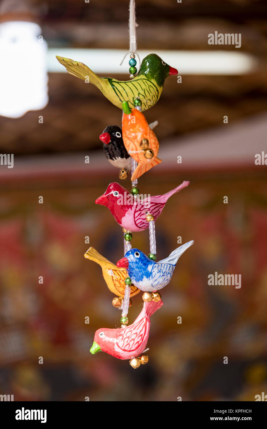 Splendidi manufatti colorati fatti a mano per la decorazione conservati in un negozio a Nuova Delhi, India. Foto Stock