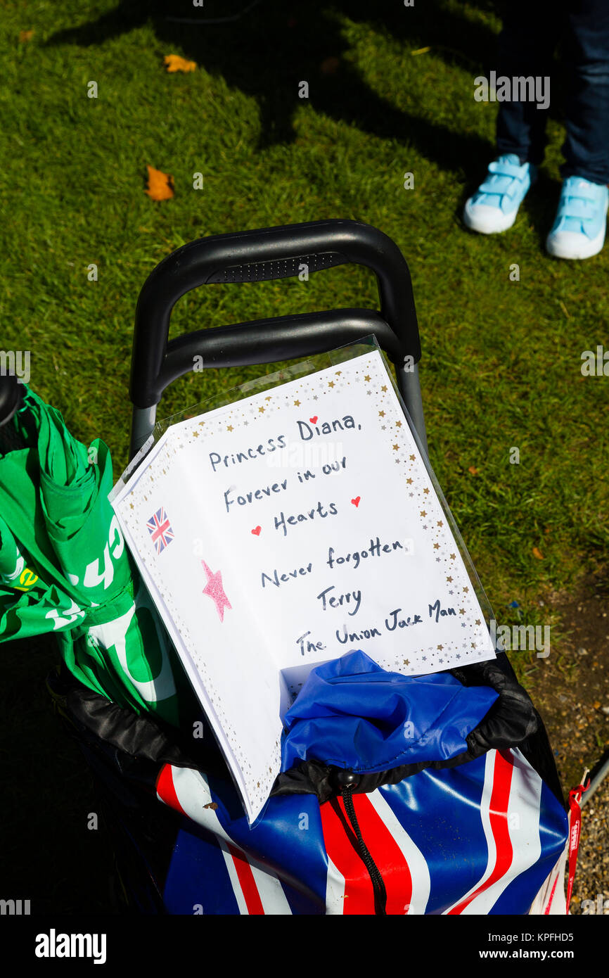Il Palazzo di Kensington, London, Regno Unito. Un segno di commemorazione Diana Principessa di Galles il ventesimo anniversario della sua morte. Foto Stock
