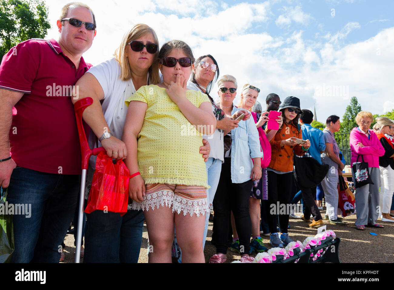 Londra, Regno Unito. Una famiglia guarda un memoriale per commemorare il ventesimo anniversario della morte della Principessa Diana. Foto Stock