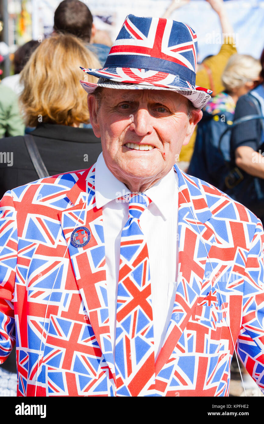 Il Palazzo di Kensington, London, Regno Unito. Vestito in un Unione Jack tuta e hat, Terry Hutt pone per le fotografie presso la porta sud del Palazzo di Kensington su 20 Foto Stock