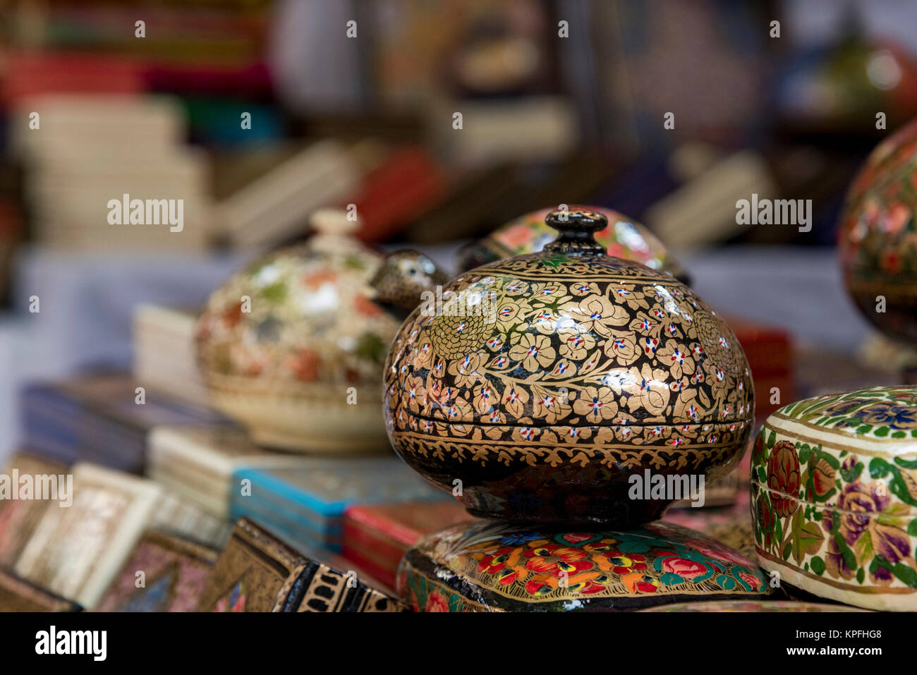 Splendidi manufatti colorati fatti a mano per la decorazione conservati in un negozio a Nuova Delhi, India. Foto Stock