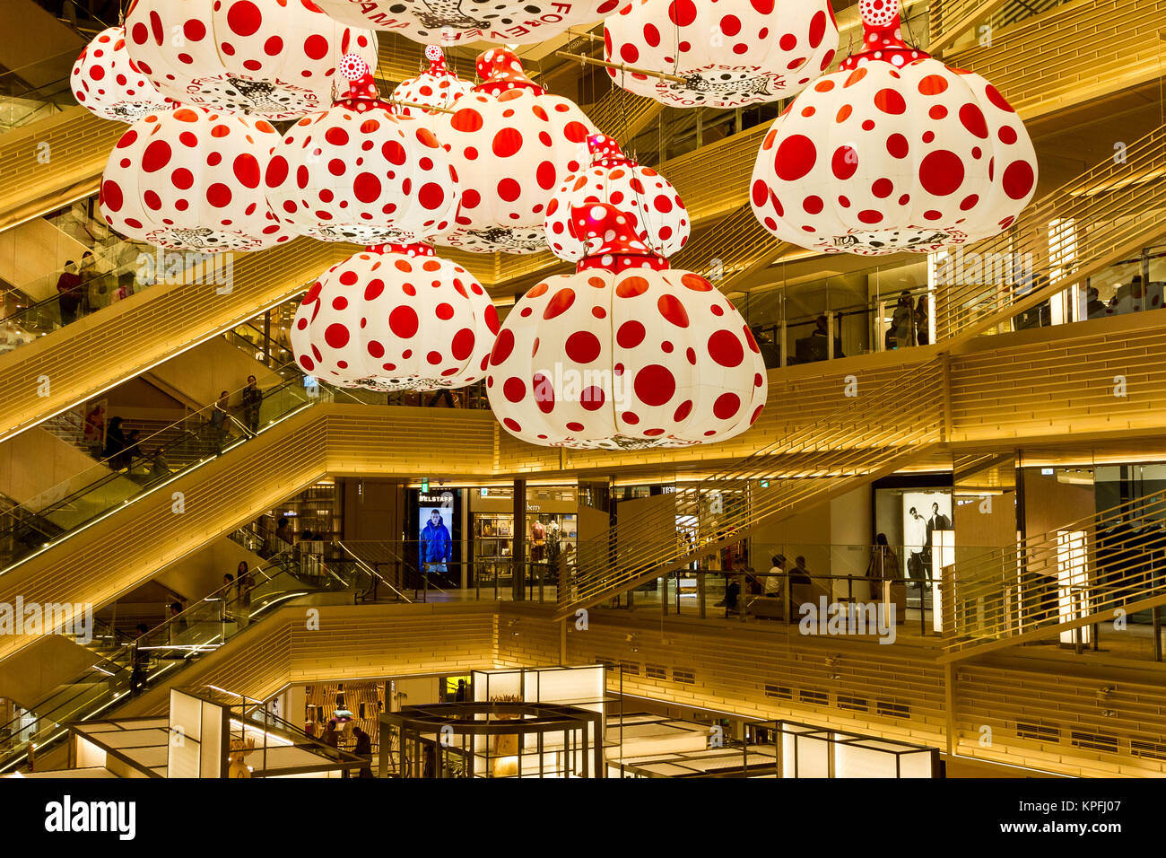 Opere d'arte del famoso artista della polka-dot, Yayoi Kusama, esposte all'interno del centro commerciale Ginza 6 a Ginza, Tokyo, Giappone. Foto Stock