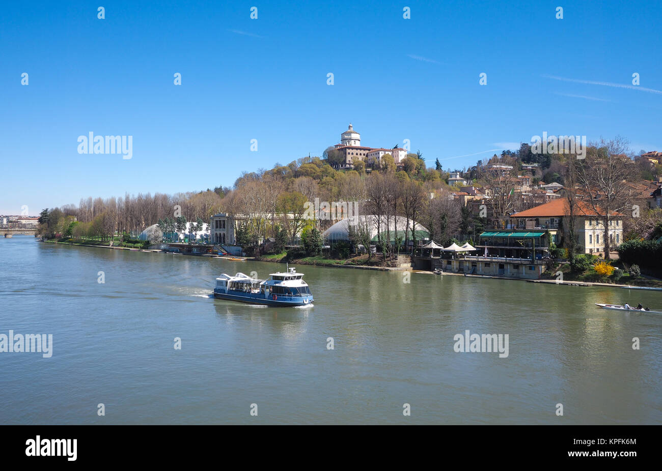 La barca turistica sul fiume Po a Torino Foto Stock