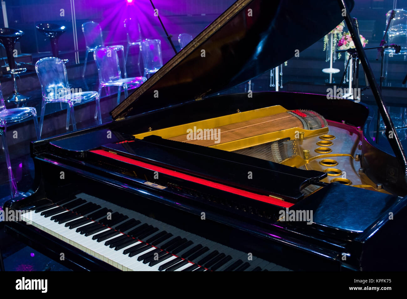 Fasci di luci sul palco con pianoforte e strumenti musicali Foto Stock