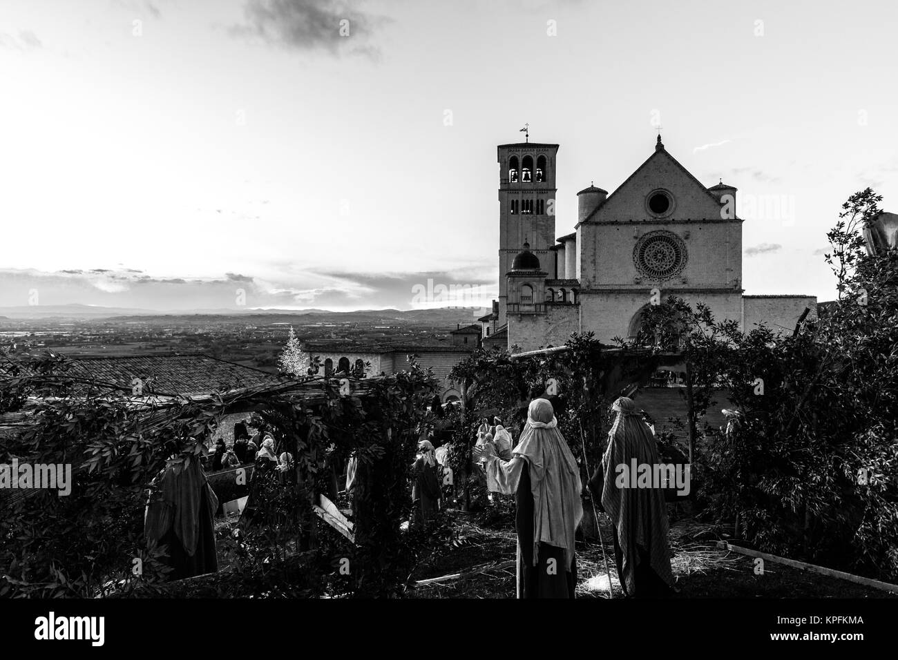 Natale 2017 in Assisi (Umbria), con una veduta di San Francesco chiesa papale, il presepe e albero illuminato Foto Stock