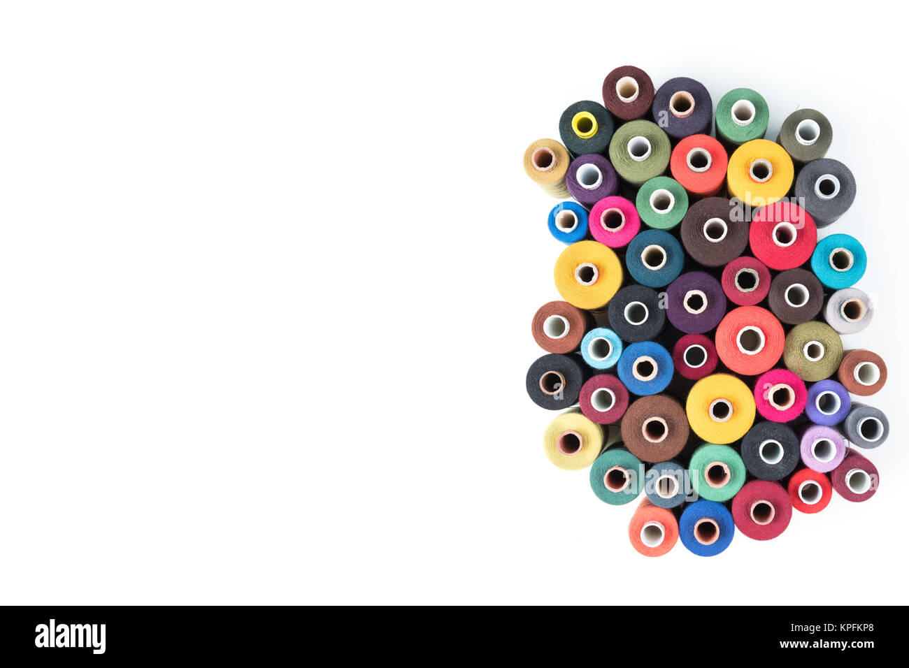 Filettatura colorato bobine su uno sfondo bianco, forniture di cucitura, Testo pronto, banner, libro o rivista il coperchio Foto Stock