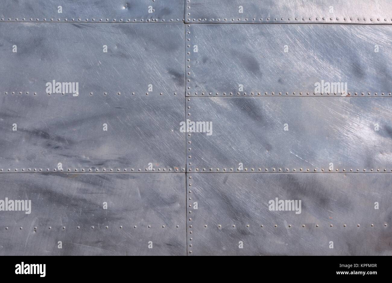 Fusoliera aereo argento metallico texture con rivetti. Utile come sfondo per la progettazione di opere. Foto Stock