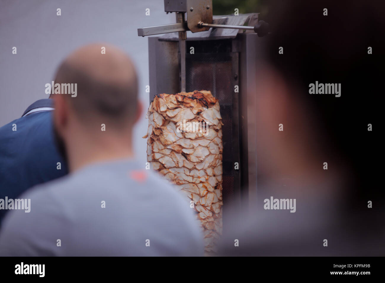 L'uomo il taglio e la preparazione di Döner Kebab Foto Stock