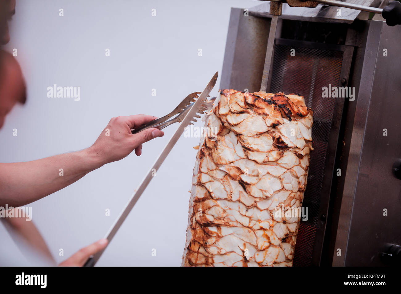 L'uomo il taglio e la preparazione di Döner Kebab Foto Stock