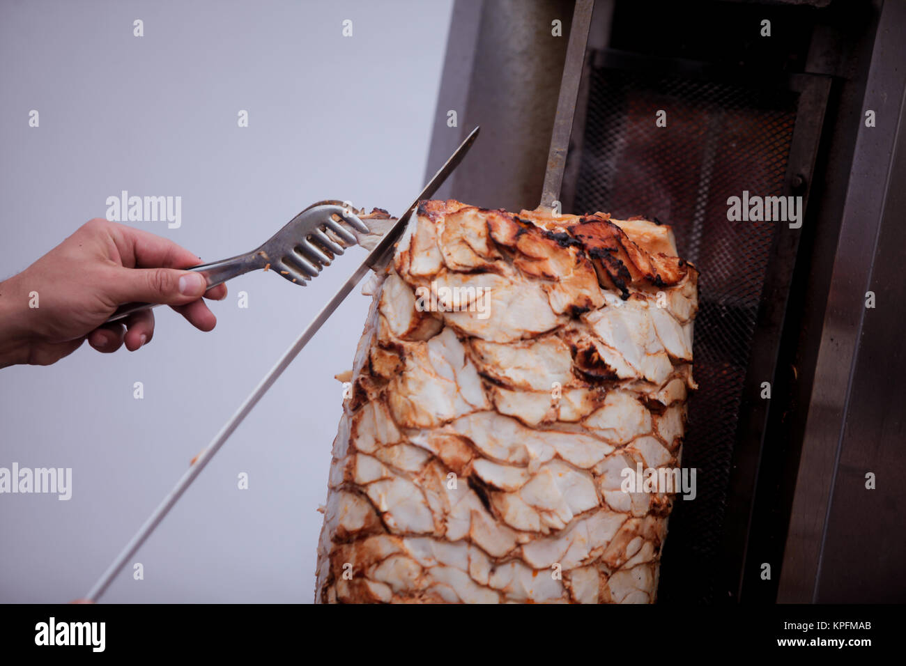 L'uomo il taglio e la preparazione di Döner Kebab Foto Stock