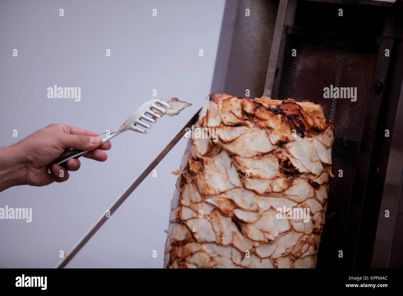 L'uomo il taglio e la preparazione di Döner Kebab Foto Stock