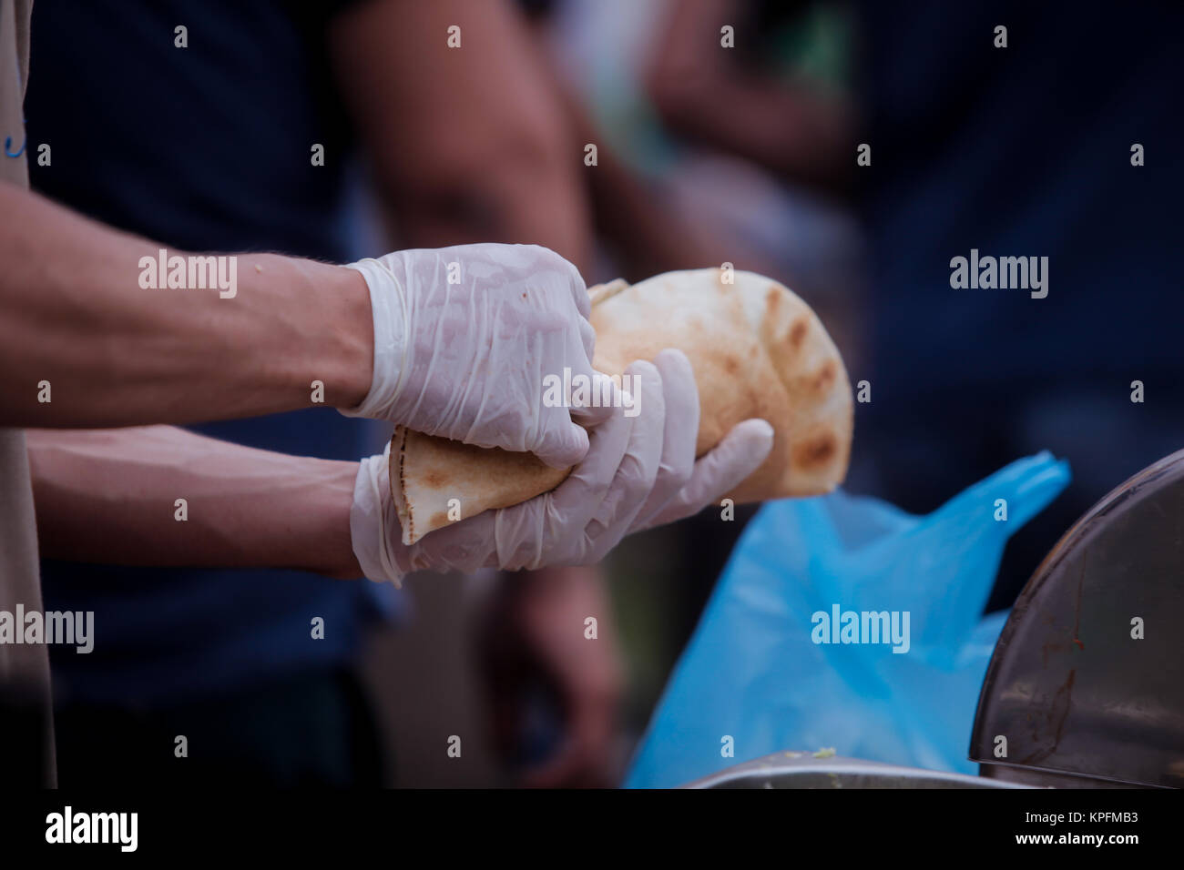 L'uomo il taglio e la preparazione di Döner Kebab Foto Stock