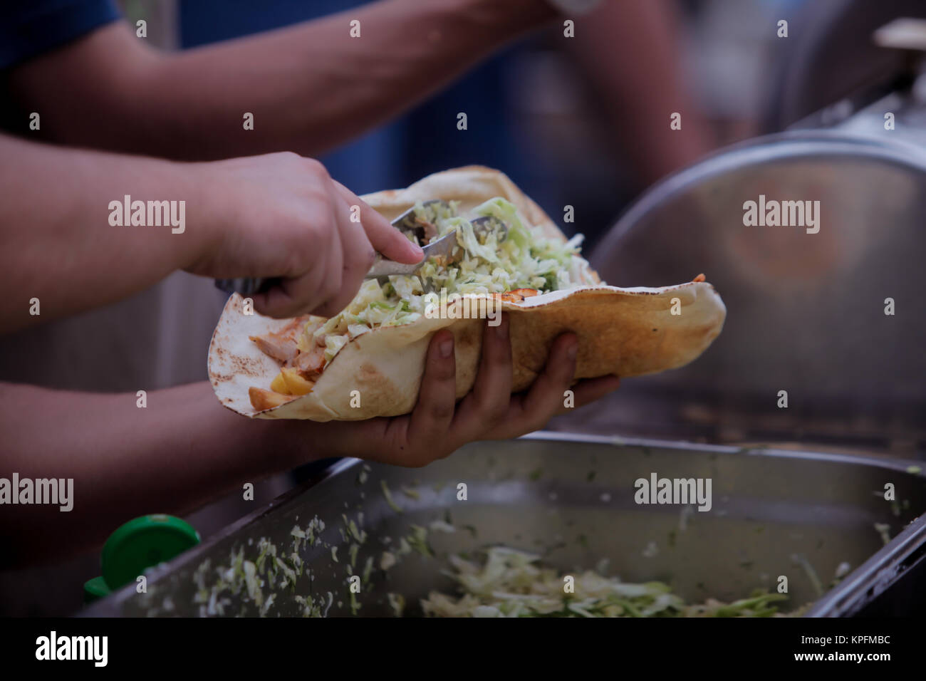 L'uomo il taglio e la preparazione di Döner Kebab Foto Stock
