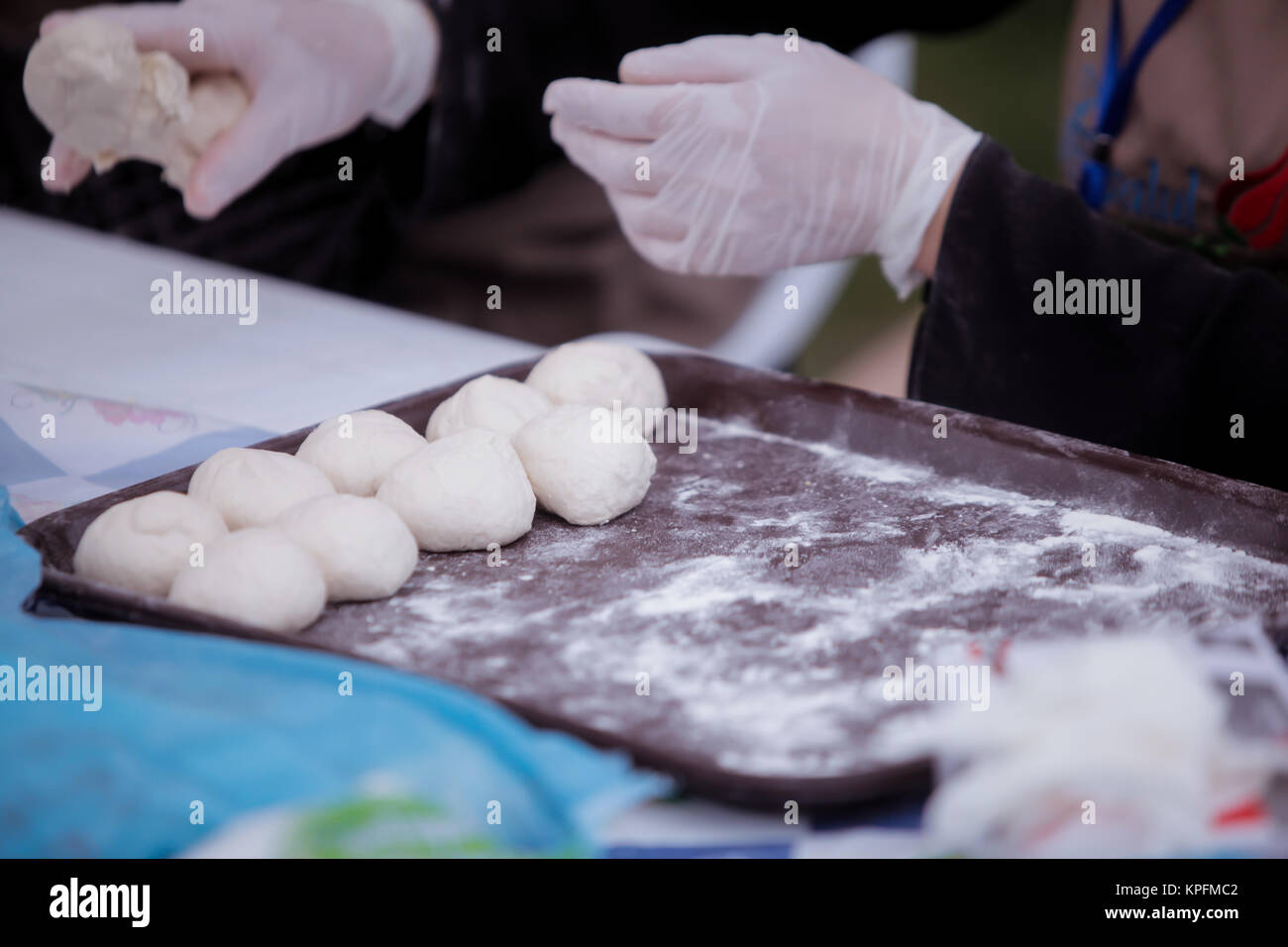 Donna preparazione impasto per bomboloni Foto Stock