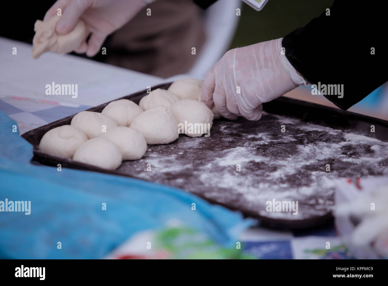 Donna preparazione impasto per bomboloni Foto Stock