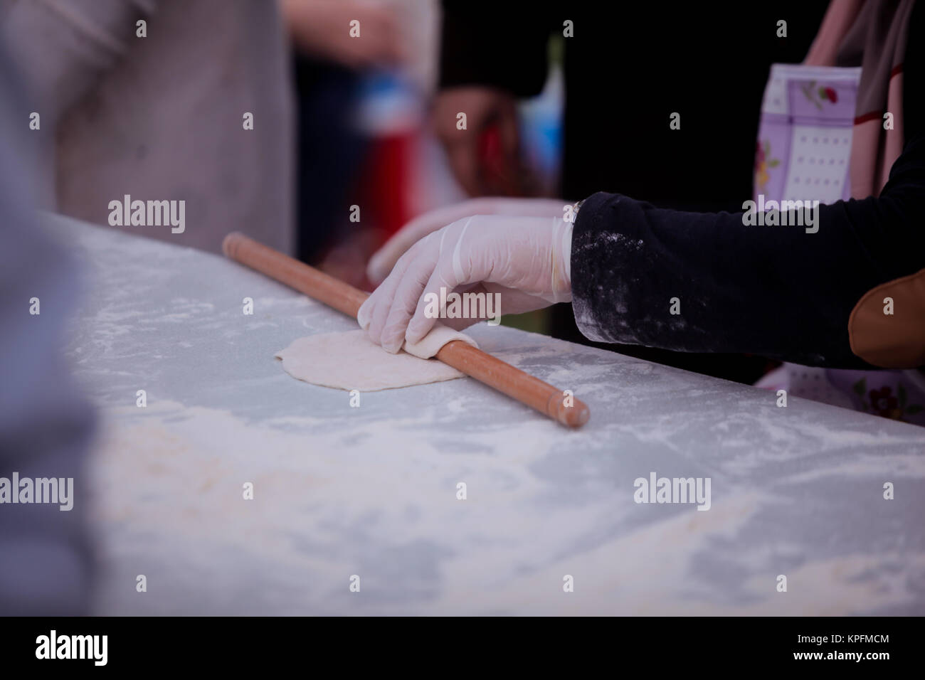 Donna preparazione impasto per bomboloni Foto Stock