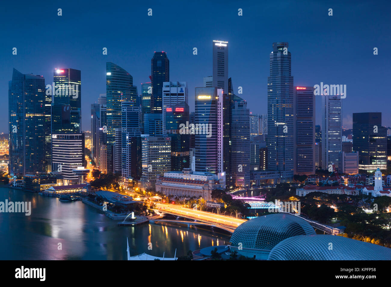 Singapore, skyline della città vista in elevazione al di sopra del serbatoio di Marina, crepuscolo Foto Stock