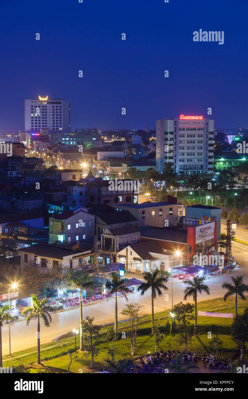 Il Vietnam, Area DMZ. Dong ha, elevati vista città, crepuscolo Foto Stock