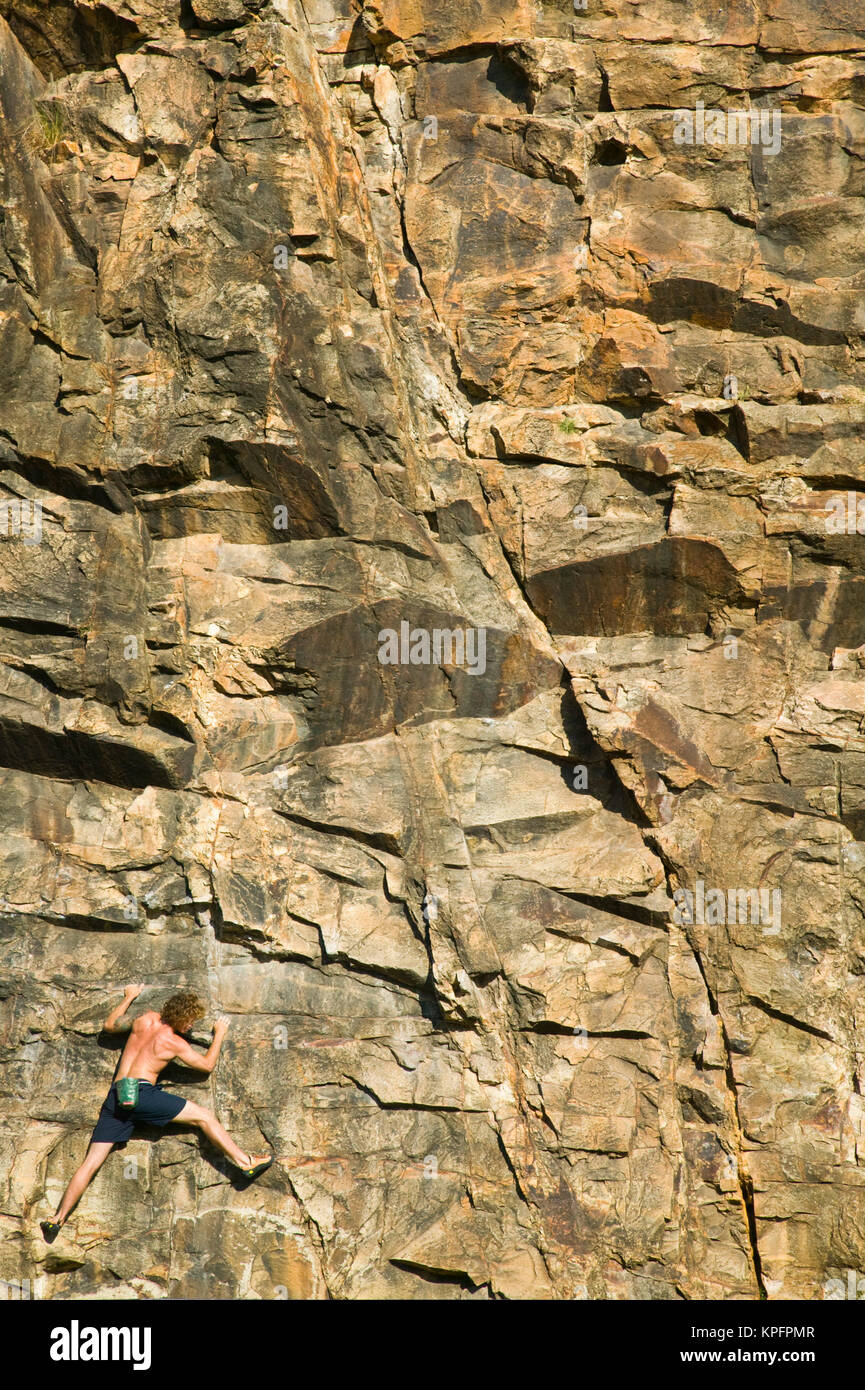 Australia, Stato del Queensland, Brisbane. Southbank District--rocciatore (NR) presso le scogliere di rocce area di arrampicata. Foto Stock