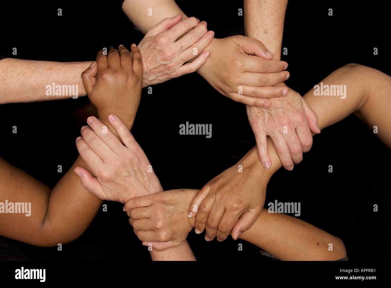 Molte mani di colori si uniscono armoniosamente in diversità e sentito il lavoro di squadra Foto Stock