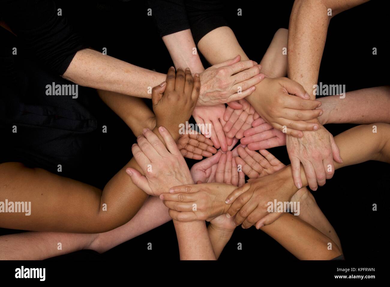 Molte mani di colori si uniscono armoniosamente in diversità e sentito il lavoro di squadra Foto Stock