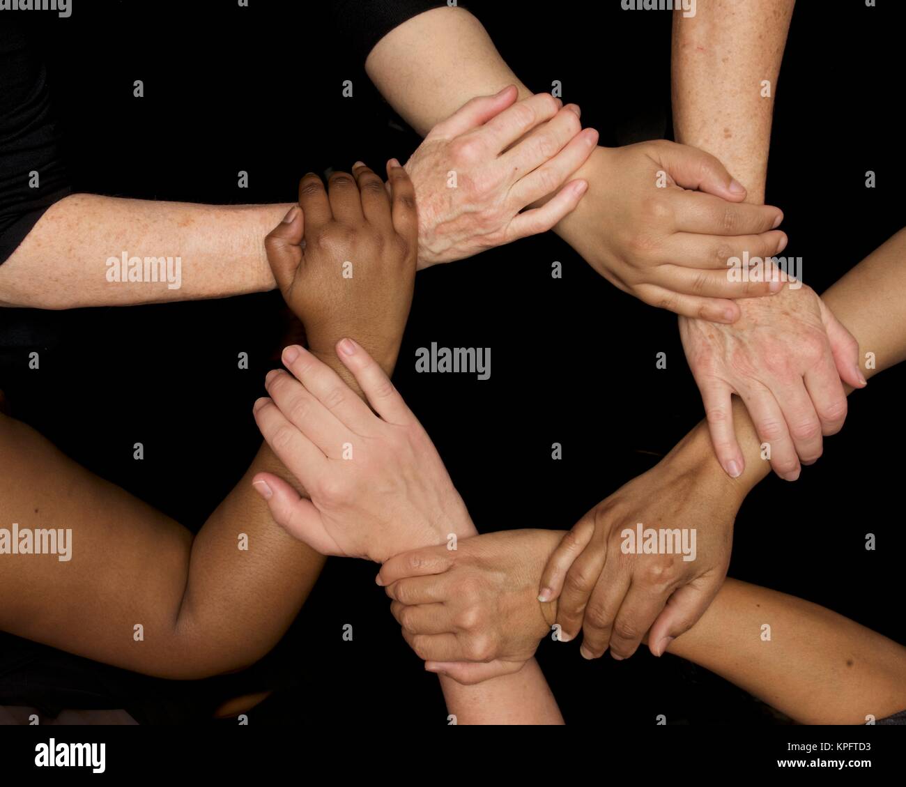 Molte mani di colori si uniscono armoniosamente in diversità e sentito il lavoro di squadra Foto Stock