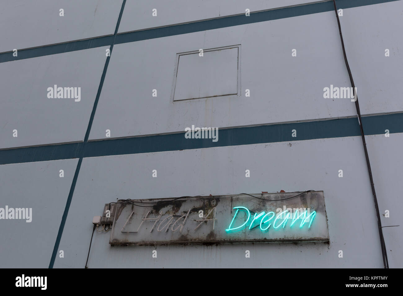 Dal famoso discorso di noi i diritti civili politici Martin Luther King è la sua ispirazione citazione "Ho un sogno" scritta in neon all'ingresso di un centro giovanile sul Ayeslbury station wagon, il 7 dicembre 2017, a Southwark, Londra Sud Inghilterra. Foto Stock