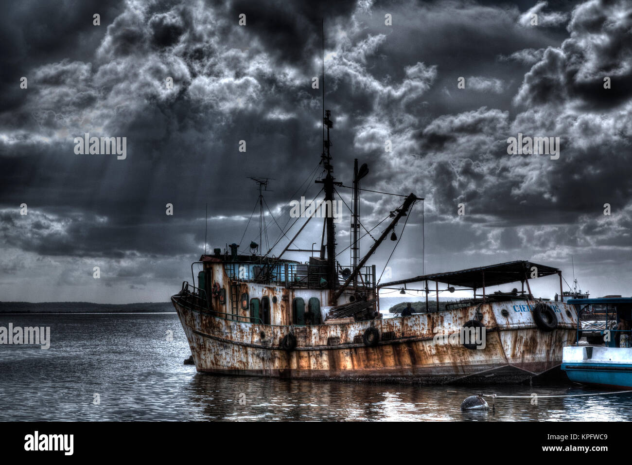Stilizzata grungy il trattamento su una vecchia barca da pesca, Trinidad, Cuba Foto Stock