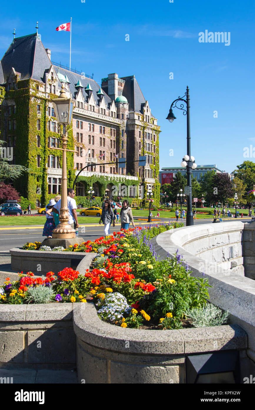 Canada, British Columbia, Victoria. Porto Interno Empress Hotel, colorato display floreali lungo waterfront Foto Stock