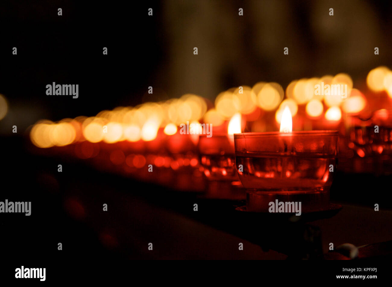Candele ad Heilig-Bloedbasiliek (Basilica del Sangue Sacro) Bruges, Belgio, Europa. Foto Stock