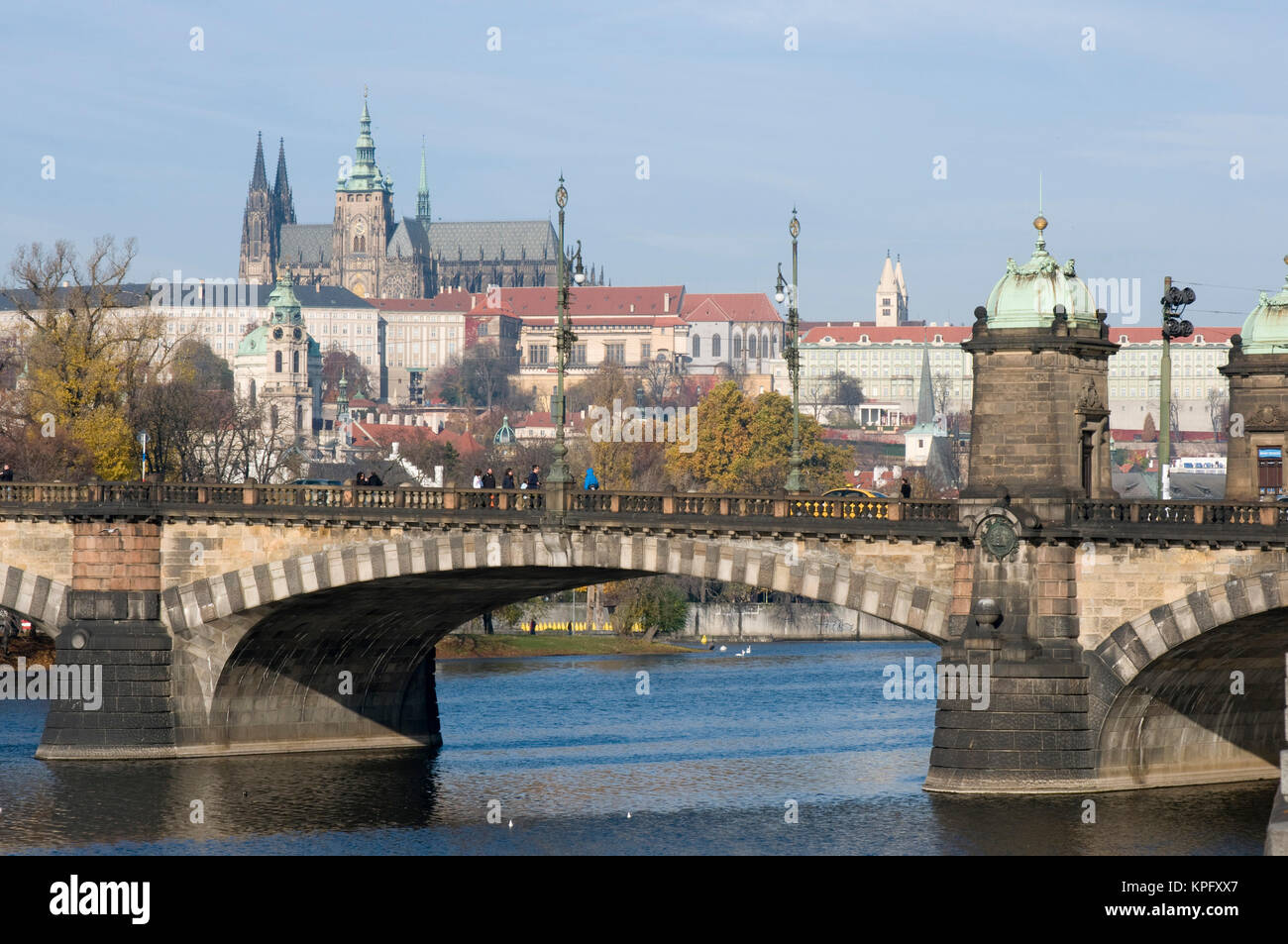 Praga Repubblica Ceca, legioni ponte sopra il fiume Moldava con il Castello di Praga e st Vitus Cathedral in distanza Foto Stock