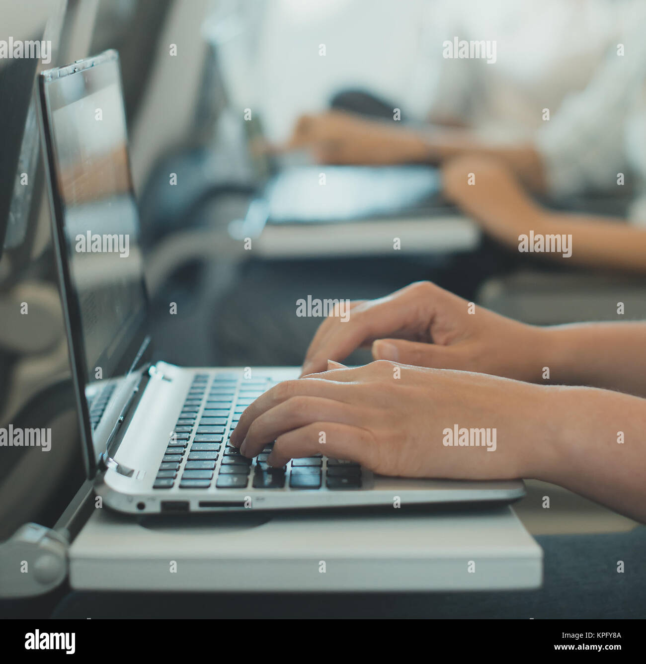 Donna con notebook all'aereo. Foto Stock