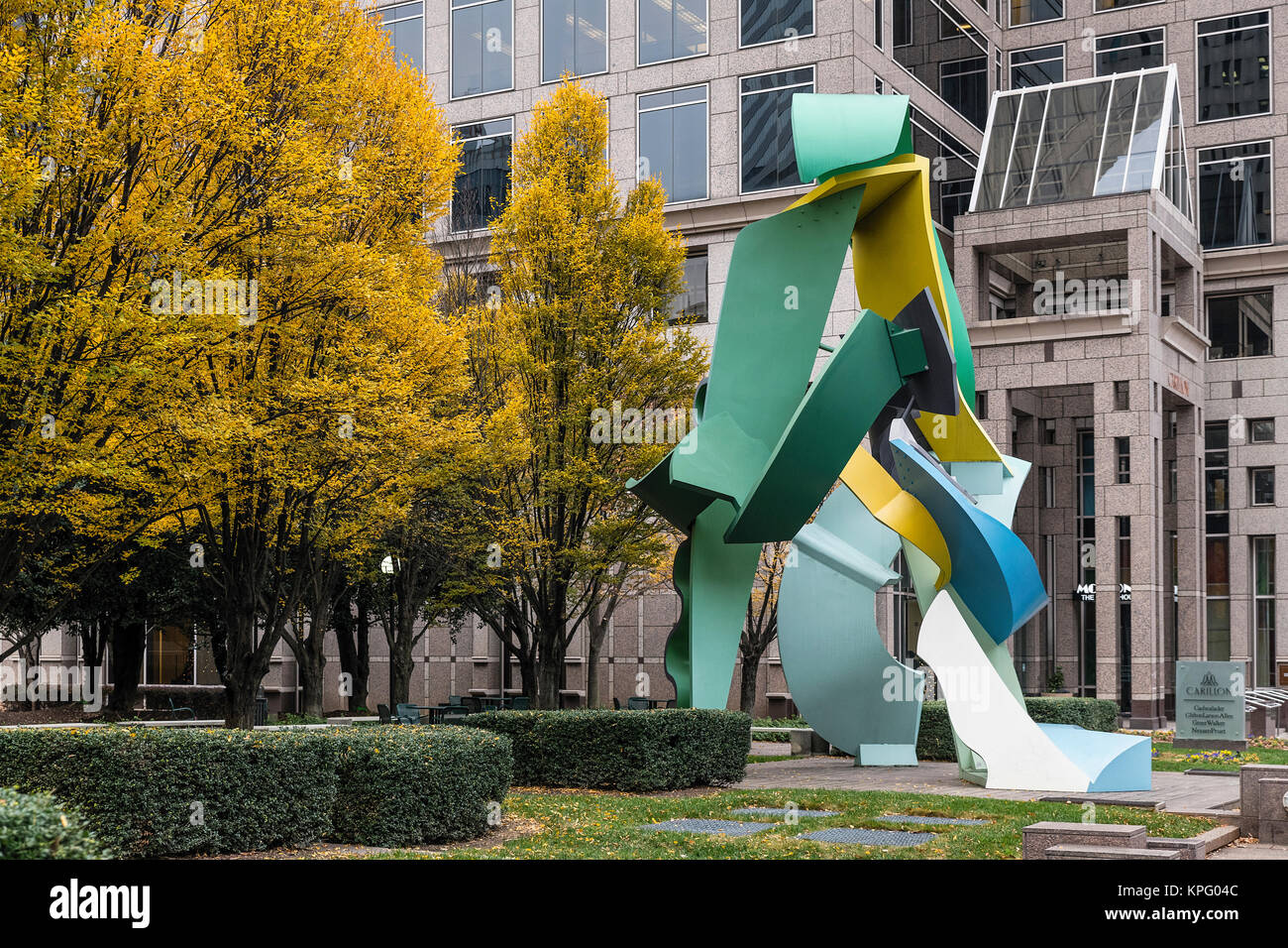 Scultura Moderna presso il Carillon Tower Building, Charlotte, North Carolina, Stati Uniti d'America. Foto Stock