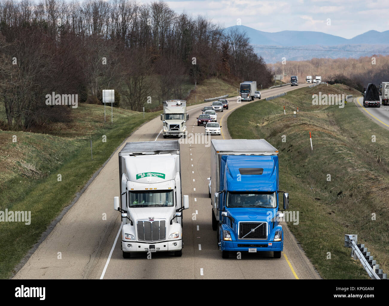 Semi camion dominano la hi-way. Foto Stock