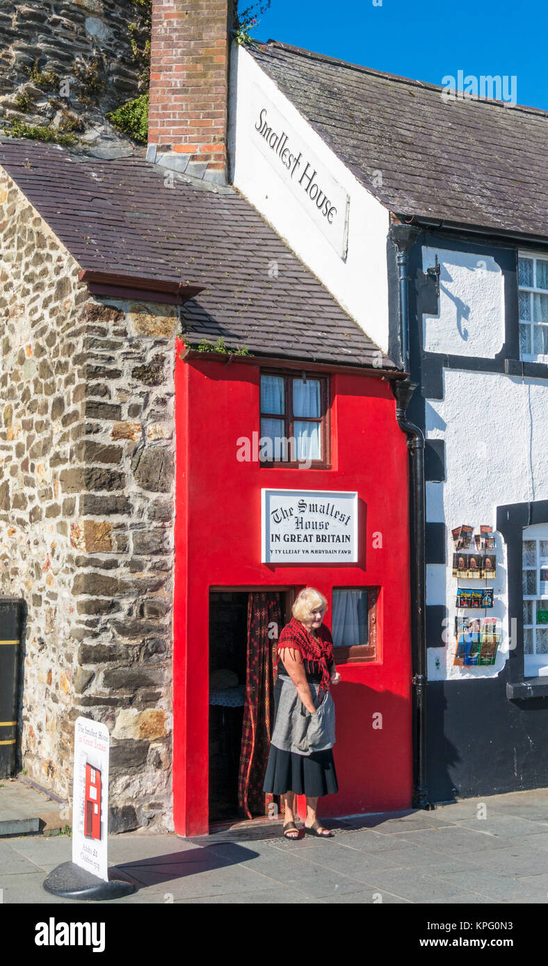 Il nord del Galles conwy Galles del nord conway north Wales Welsh lady in costume nazionale dalla più piccola casa in Gran Bretagna Conwy Gwynedd Galles del nord Foto Stock Il nord del Galles conwy Galles del nord conway north Wales Welsh lady in costume nazionale dalla più piccola casa in Gran Bretagna Conwy Gwynedd Galles del nord Foto Stock