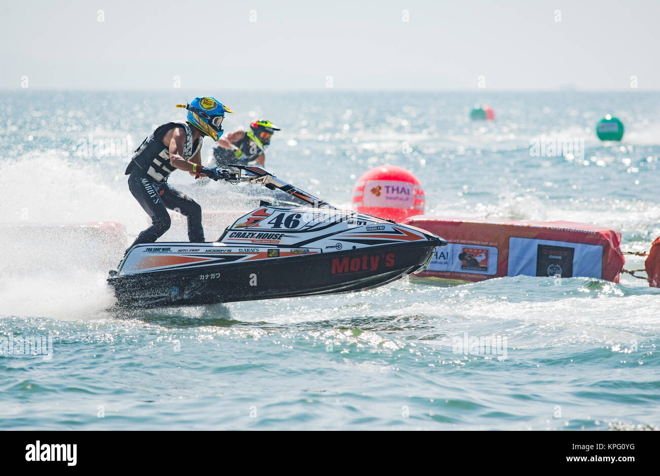 Hiroki Sasaki dal Giappone gareggiando nella Pro-Am sci classe modificata del Jet Ski World Cup a Jomtien Beach, Pattaya, Thailandia. Foto Stock