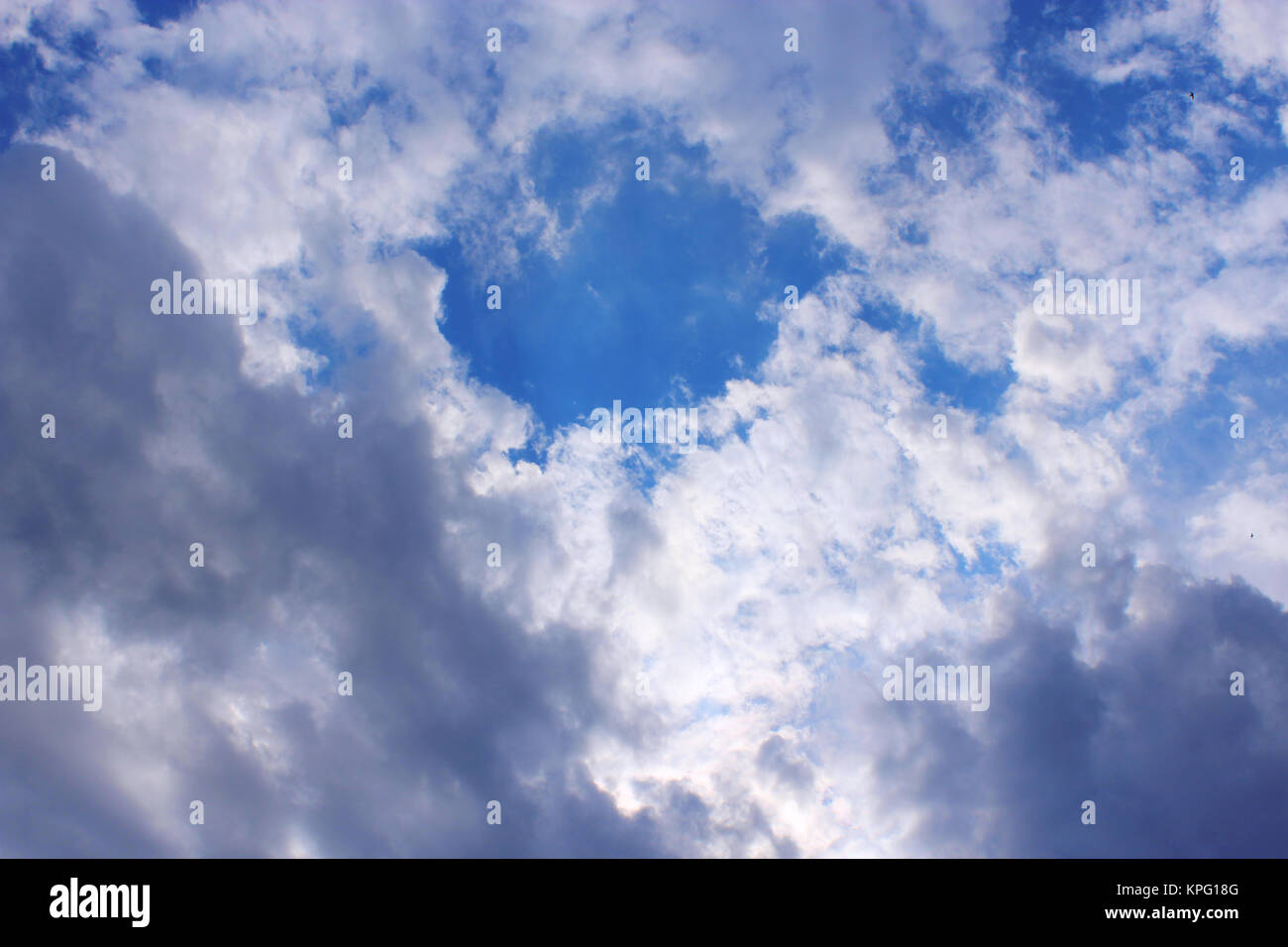 Nuvole bianche sul cielo blu Foto Stock