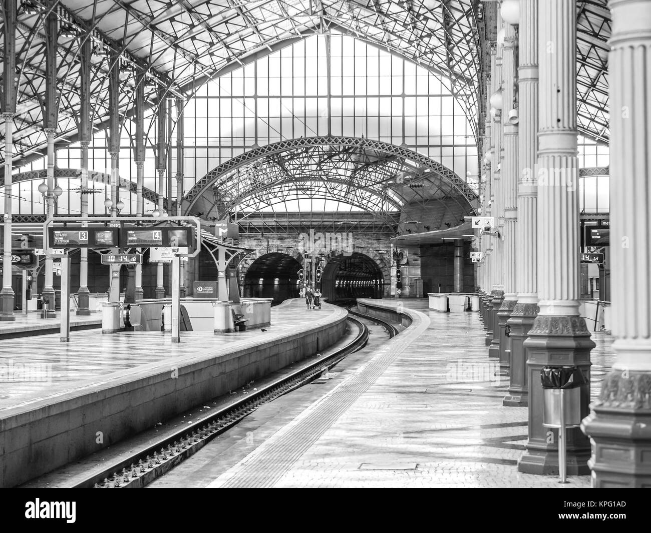 Lisbona, Portogallo - 25 Aprile 2014: stazione Rossio è una stazione a Lisboa, Portogallo e si trova nella piazza del Rossio. È la stazione principale ho Foto Stock