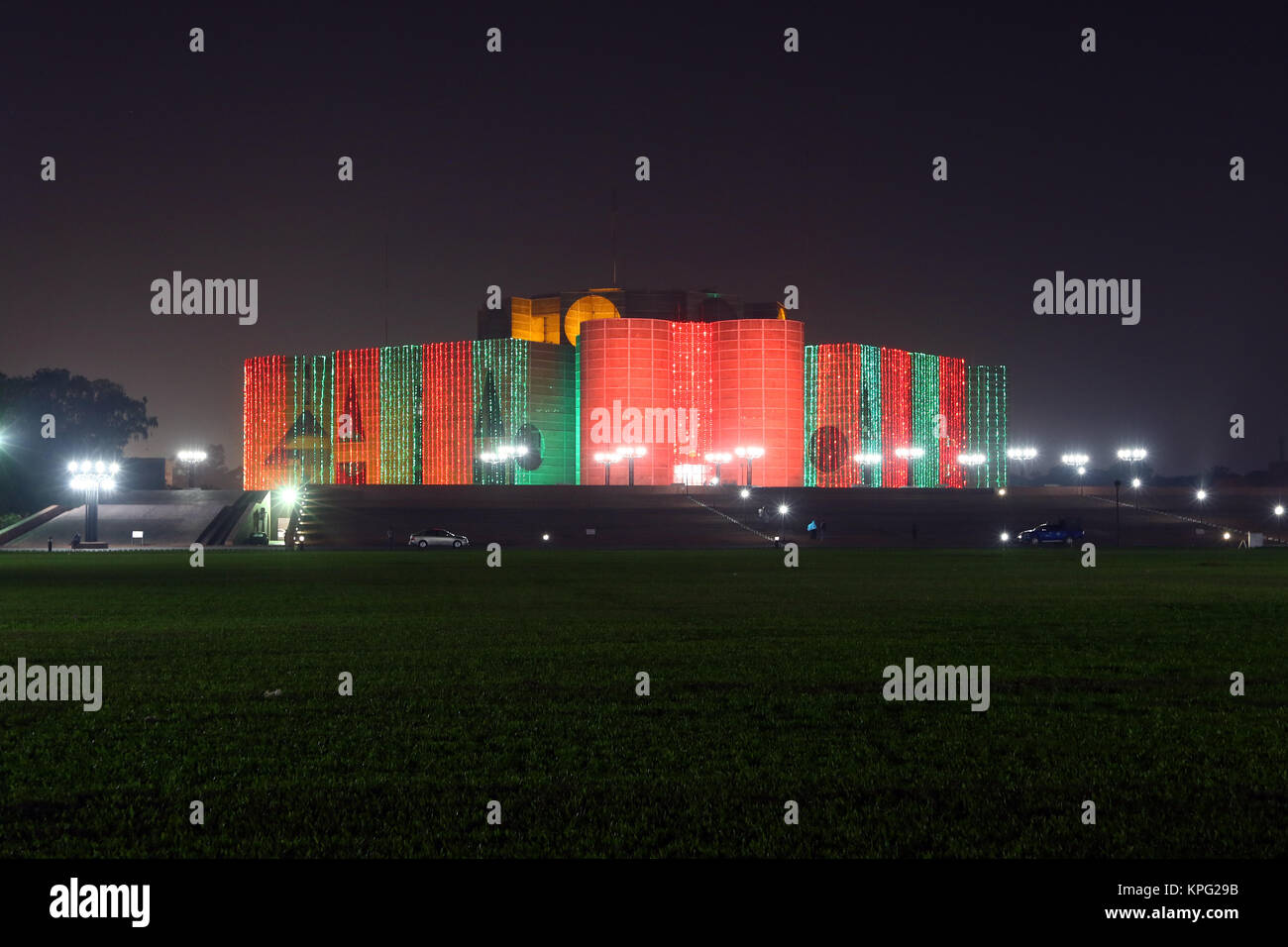 L'Assemblea nazionale edificio del Bangladesh o Jatiyo Sangsad Bhaban è considerato uno dei migliori esempi di architettura moderna. Progettato Foto Stock