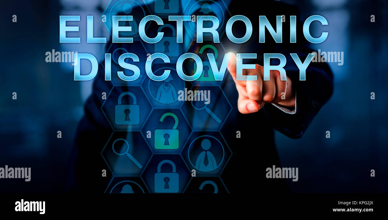 Forensic Examiner premendo il rilevamento elettronico Foto Stock