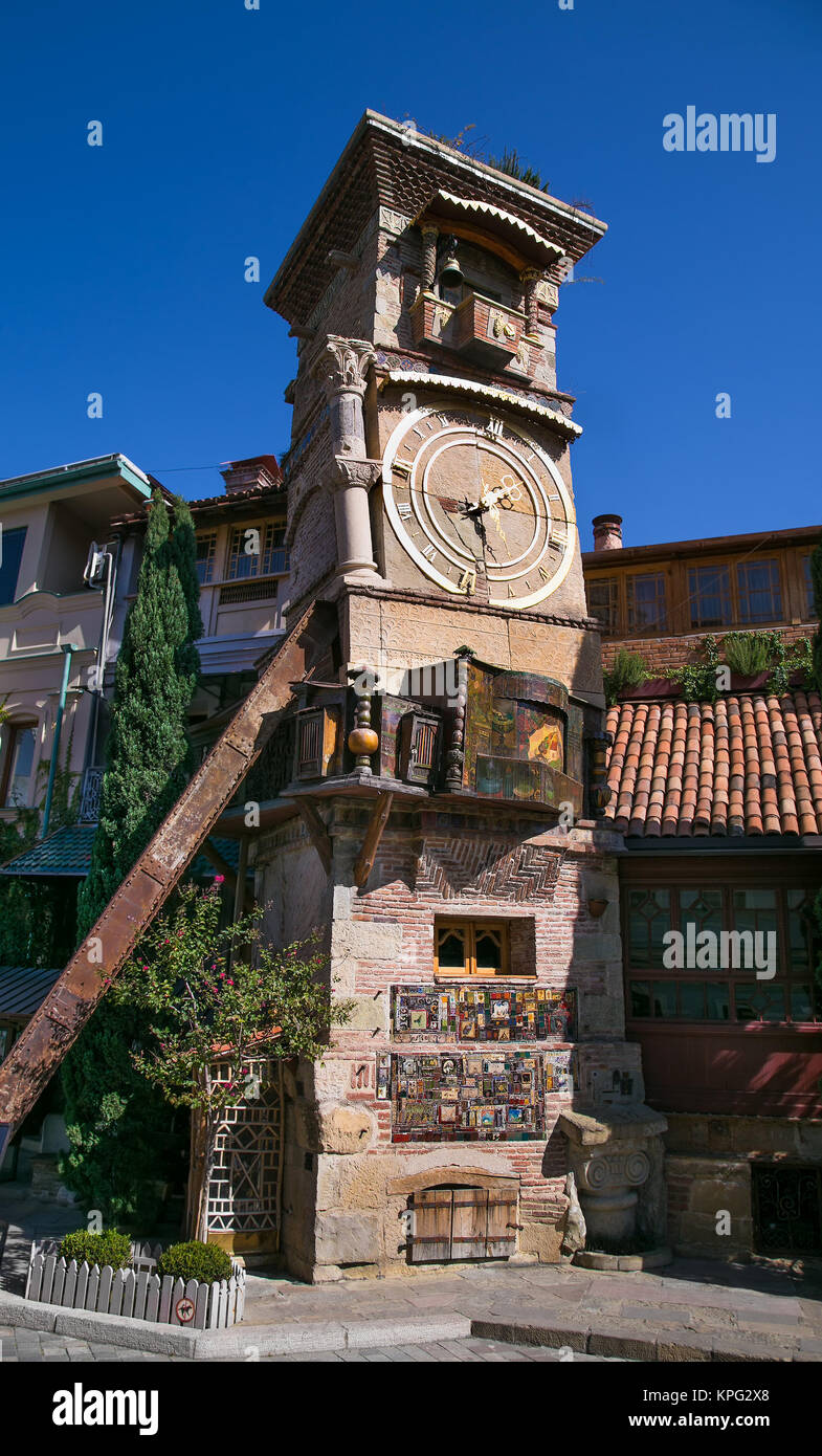 Rezo Gabriadze torre di caduta. Teatro delle Marionette nel centro di Tbilisi. La Georgia , l'Europa. Foto Stock