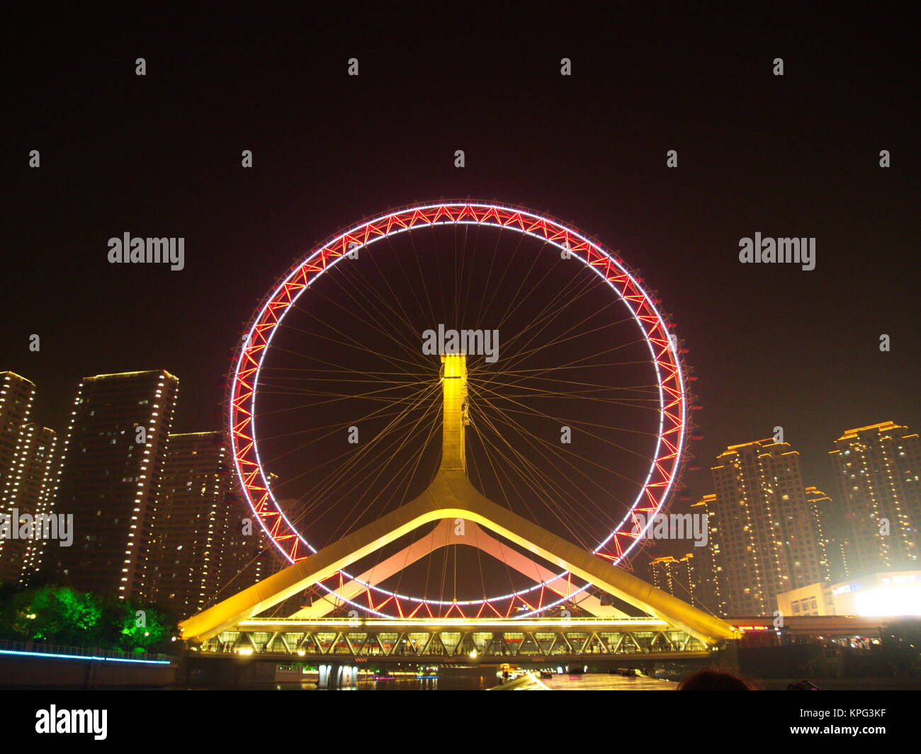 L'edificio commerciale e la Ferris di Tianjin Eye.Travel nella città di Tianjin, Cina, Ottobre 19th, anno 2017 Foto Stock