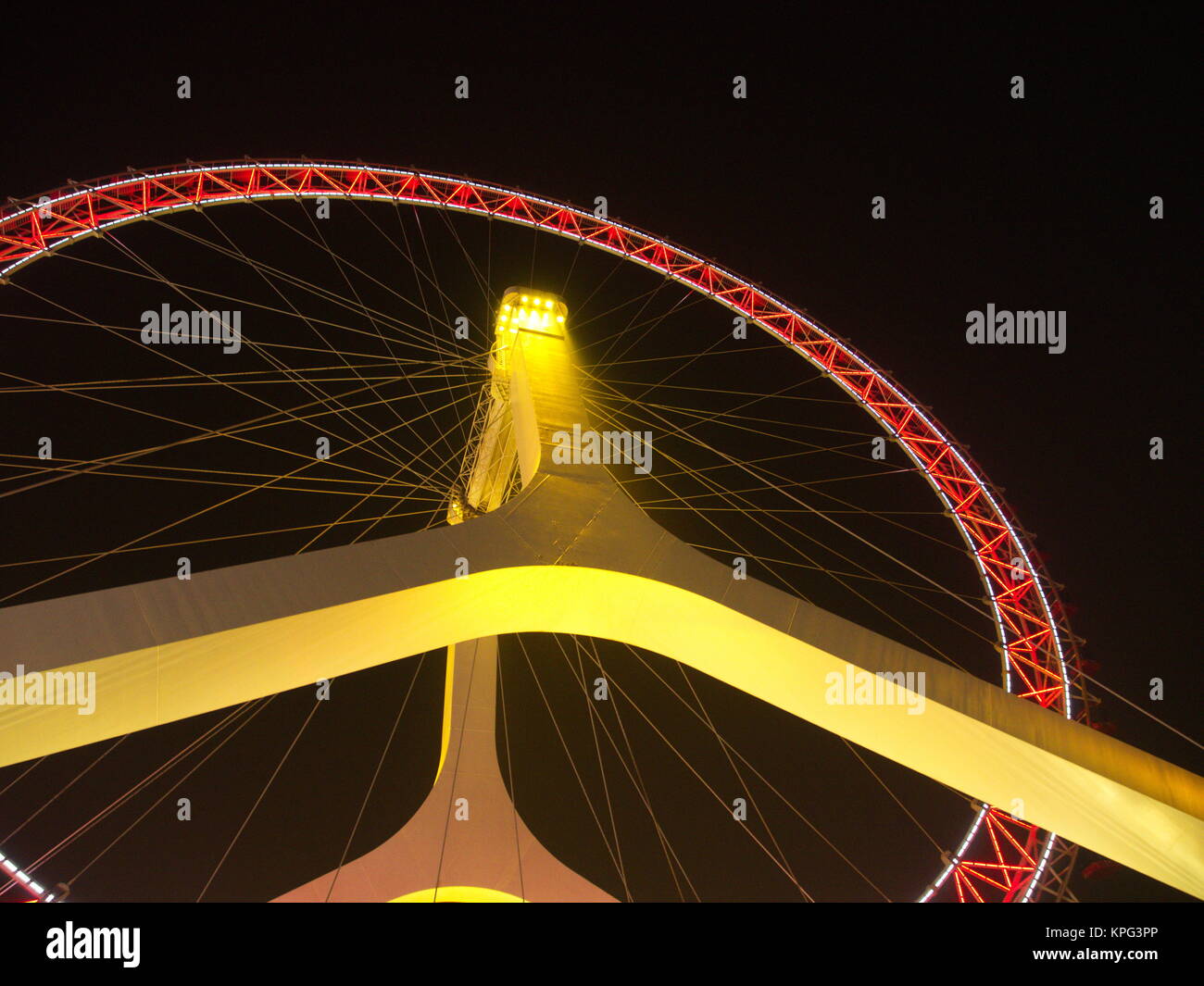 L'edificio commerciale e la Ferris di Tianjin Eye.Travel nella città di Tianjin, Cina, Ottobre 19th, anno 2017 Foto Stock