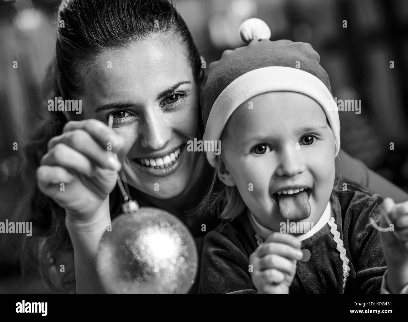 Felice il bambino e la madre mostra PALLA DI NATALE Foto Stock
